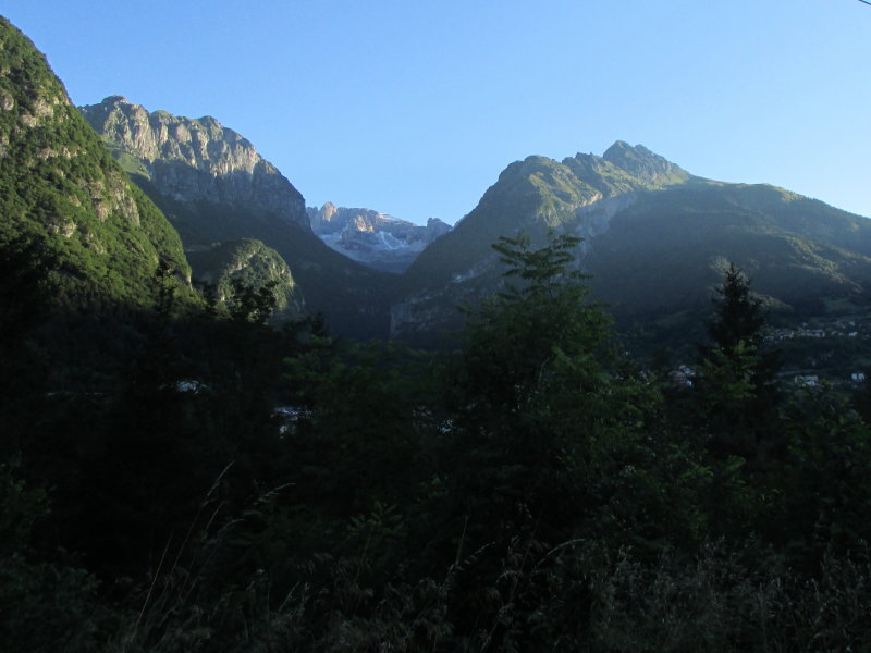 a 052 la Val D'Ambiez, a sx, Dos delle Fratte, a dx, il gruppo di cime che salirò..._2_1.jpg