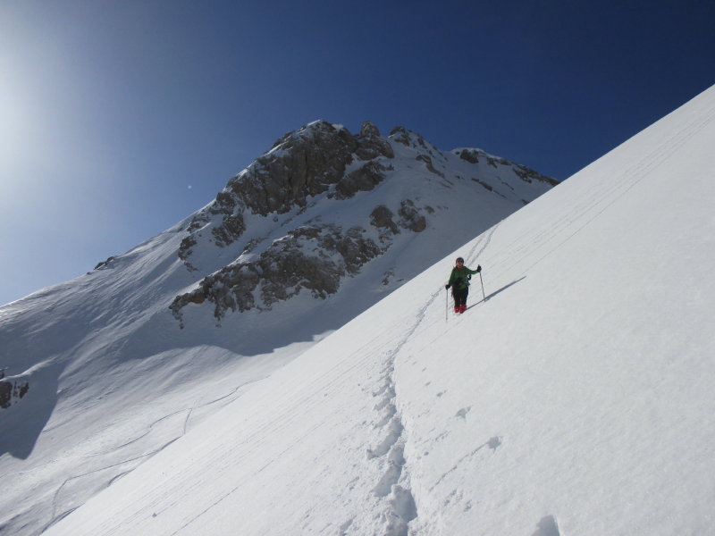 IMG_9504 Sas de la Tascia. Cerchiamo di non perdere troppo quota, traversando su magnifica neve farinosa_1.JPG