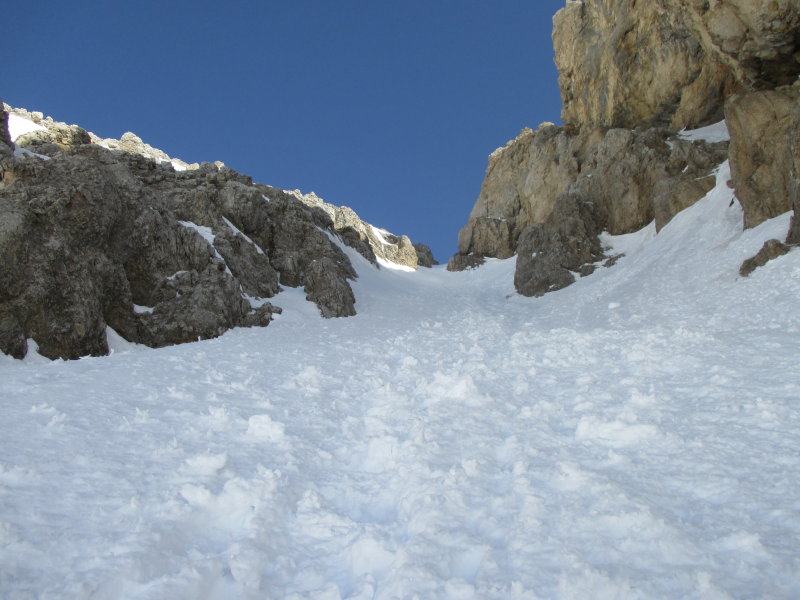 IMG_9515 salendo, il canale si restringe....ma la neve migliora decisamente_1.JPG