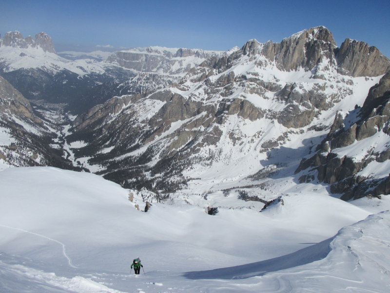 IMG_9549 salendo la ripida rampa, con neve farinosa, che ci porterà alla Cadina E. Sotto, Val di Contrin_1.JPG