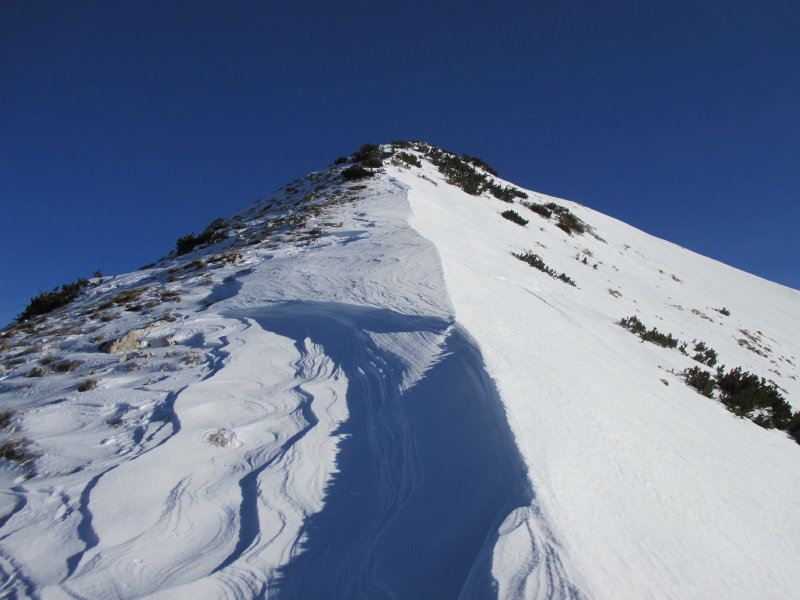 a 071 verso la cima per la ovest. A dx, neve marmorea, a sx un po' più agibile...con accumuli da evitare_1.jpg